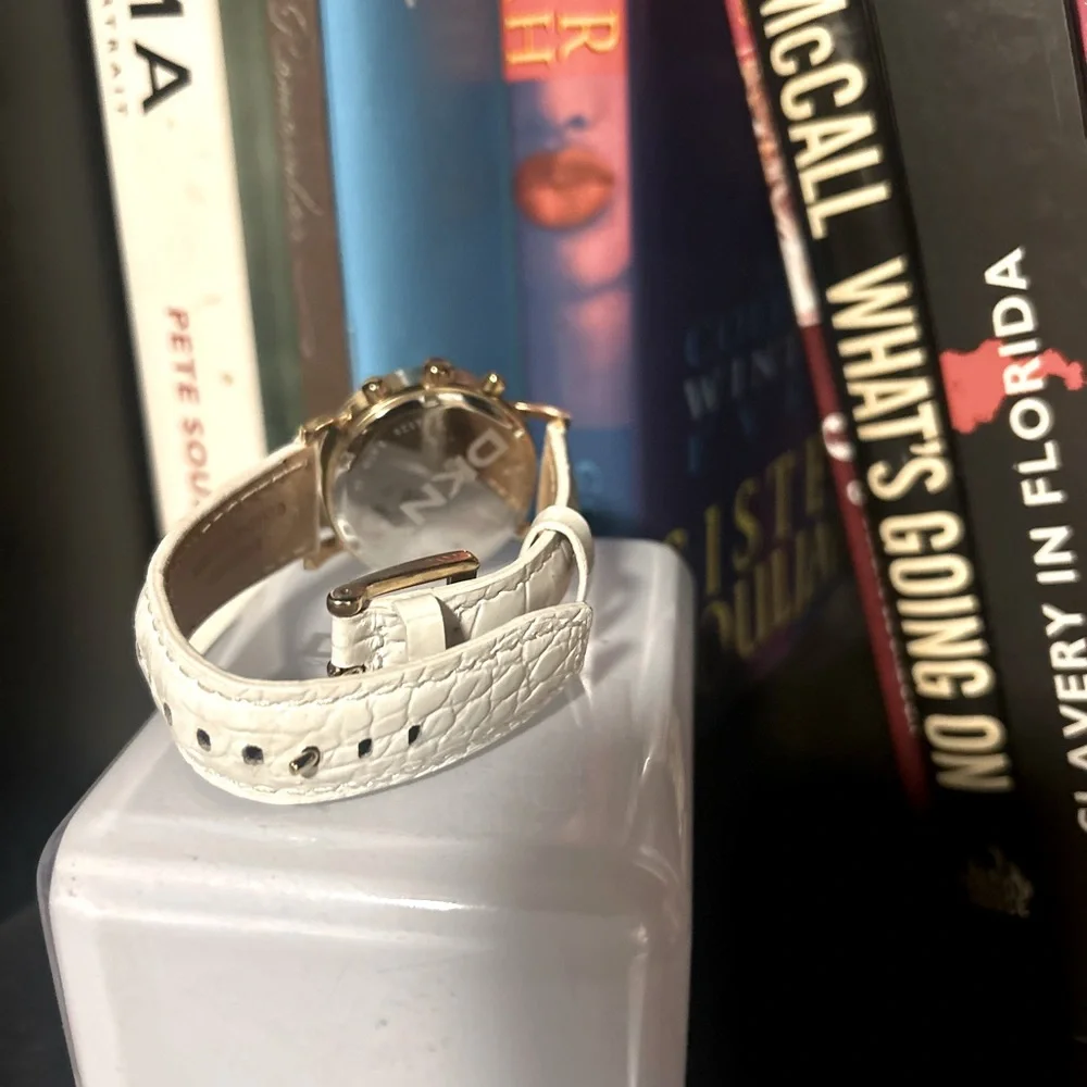 Woman’s  DKNY watch with white leather band - Picture 3 of 6